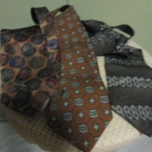 3 MEN TIES ( EVAN PICONE/BRONZINI/OSCAR DE LA RENT